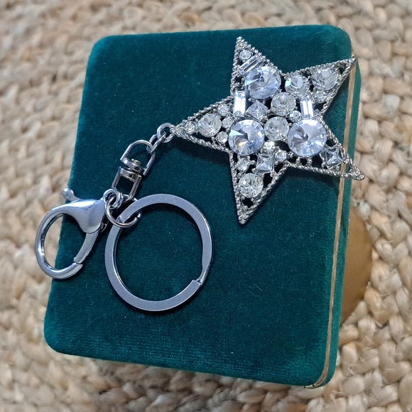 Star Shaped Rhinestone Keychain - Picture 4 of 4